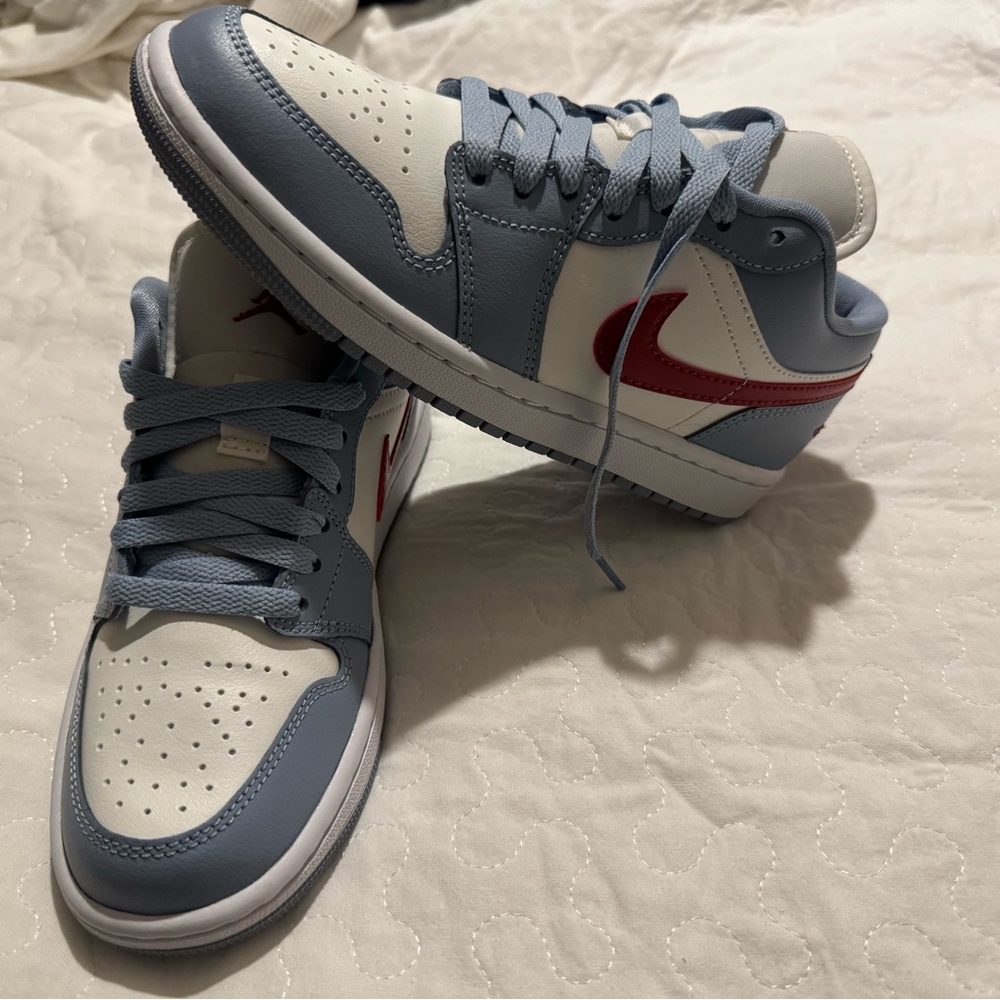 Air jordan one low blue grey dune red.